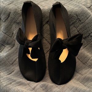 Elegant Black Women's Shoes with Bow Detail. size 40/woman’s size 9